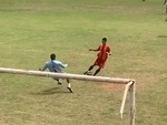 Chàng trai lừa qua thủ môn lừa luôn cả khán giả