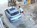 Tài xế hú hồn vì xuống ô tô quên khóa phanh tay