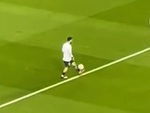 Messi có màn khởi động đỡ bóng một chạm như dính keo vào giày