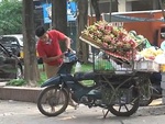 Chàng trai bối rối khi người đi đường liên tục nhặt được tiền rơi trước mặt