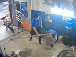 Thợ sửa xe báo hại đồng nghiệp 2 lần bị đau