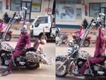 Chàng trai lái mô tô phong cách đười ươi