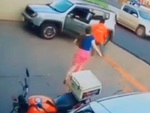 Chàng trai 'hóa siêu nhân' giúp nữ tài xế tránh được vụ tai nạn