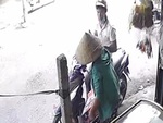 Cụ bà bất lực khi bị nam thanh niên chạy xe tay ga cướp thùng bia