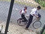 Nữ sinh chắp tay xin lỗi chủ nhà vì bạn học mách lẻo trộm chanh dây