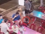 Chàng trai ngã chổng vó vì khách nhậu bàn bên lấy mất ghế