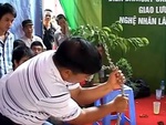Nghệ nhân quê một cục vì làm gãy cây kiểng khi hướng dẫn cách uốn