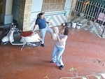 Chồng cười mãn nguyện khi nhặt được tiền rơi của vợ