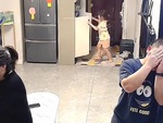 Bố hú hồn khi con gái chơi trốn tìm phát hiện quỹ đen khoe với mẹ