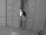 Chồng đi chơi về khuya bị vợ giả ma hù khiếp vía