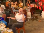 Cô gái cover 'Tay trái chỉ trăng' bằng loa kẹo kéo như nuốt đĩa