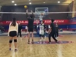 Thanh niên cao to chơi bóng chuyền khiến đội bạn bất lực