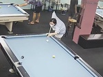 Cô gái đánh bi da lỗ đã hay lại còn hên