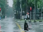Chàng trai ngã xe máy như trượt patin