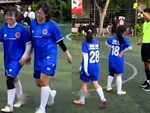 Nữ cầu thủ dùng tay ghi bàn bị trọng tài rút thẻ vàng còn cười như hoa