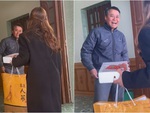 Bố nghẹn ngào khi con gái 4 năm xa nhà bất ngờ về ăn Tết