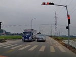 Ô tô chạy sang làn ngược chiều chờ đèn đỏ bị ép đi đúng luật