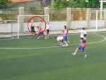 Cầu thủ dùng tay đỡ bóng như thủ môn, trọng tài check VAR yêu cầu phạt góc