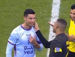 Ronaldo ngơ ngác khi Mbappe nựng má