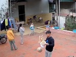 Bé trai chơi bóng sút tung đĩa cơm gà cúng ngày tất niên