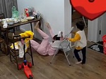 Mẹ ngã dập mông vì không hay biết con gái lấy ghế