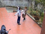 Chồng vờ vươn vai tập thể dục để nhặt tiền rơi của vợ