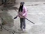 Cô gái ngơ ngác khi chặt mía một đằng cây gãy một nẻo