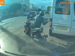 Người đàn ông gặp họa vì vừa chạy xe máy vừa nghe điện thoại