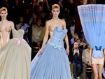 Độc lạ như Paris Fashion Week: Váy áo để ẵm để bồng!