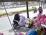 Chọn ngày đẹp mở hàng đầu năm vẫn bị 2 thanh niên đến trộm gấu bông