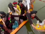 Đưa nón nhận tiền khi hát quan họ, người phụ nữ ngã nhào xuống ao