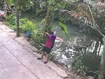 Chàng trai đứng tựa dây đu đưa ngã nhào xuống mương