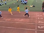 Bé trai chạy dẫn đầu nhưng không chịu về đích