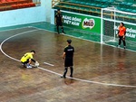 Nữ cầu thủ nổi quạu vì đặt bóng để sút penalty hoài không được