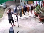 Chàng trai bị sang chấn tâm lý khi cụng đầu vào cây cột