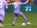 Khoảnh khắc Ronaldo đảo chân 'làm màu' bị so sánh với lạc đà đá bóng