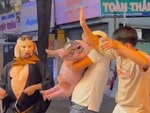 Trư Bát Giới ngơ ngác với thanh niên lầy lội ôm lợn lên nhảy