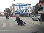3 cô gái ngã sõng soài khi đánh võng xe máy trước đầu ô tô