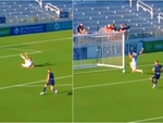 Cầu thủ định ăn vạ kiếm penalty thì bất ngờ bàn thắng đến