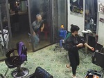 Chàng trai đứng hình vì đập mặt làm vỡ cửa kính cường lực
