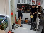 Chồng trổ tài quê một cục khi lật trứng rớt xuống đất bị vợ phát hiện