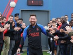 Đồng đội đứng thành hai hàng vỗ tay chào đón Messi trở lại PSG