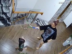 Mẹ trẻ nghịch ngợm tập tennis trong nhà 'báo hại' con nhỏ