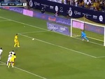 Thủ môn khoái chí khi bắt được bài cú sút panenka của đối phương