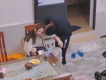 Tuyệt chiêu nhỏ của anh chồng vui tính làm vợ không thể giận lâu