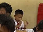 Cậu bé làm bài kiểm tra chơi trò tâm linh để tìm đáp án