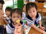 Thầy giáo lầy lội khi bắt quả tang học trò ăn vụng trong giờ học