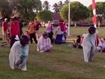 Chàng trai đi dáng vịt bầu khi thi chạy bao bố