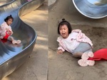 Cười sảng với bé gái chơi cầu tuột bị 'dập mông'