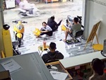 Hai cô gái đùa giỡn ngã dập mông